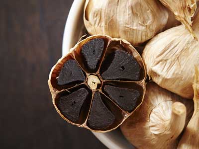 Slik lager du Black Garlic